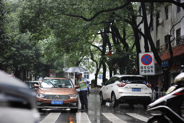 雨 执勤 警察 疏导交通 平安 