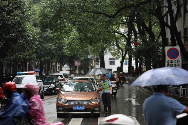 雨 执勤 警察 疏导交通 平安 