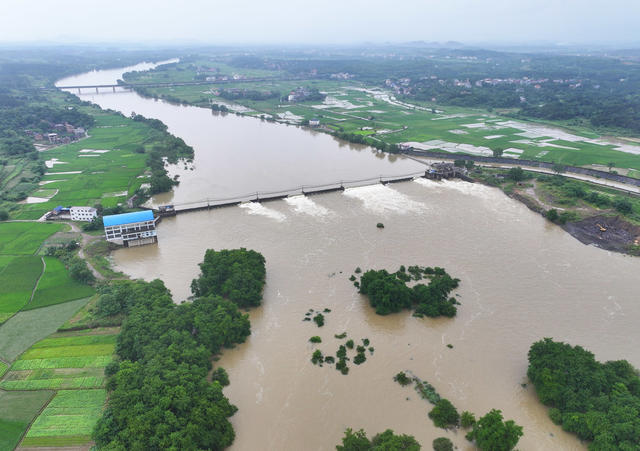 水坝 开闸 洪水