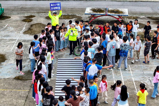 暑假 交通安全 学生 交警 骑车安全