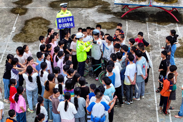 暑假 交通安全 学生 交警 骑车安全