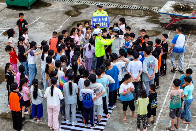 暑假 交通安全 学生 交警 骑车安全