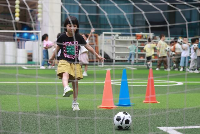 土家族 小朋友 苗族 幼儿园 娃娃 理念 课程 强身健体 足球  足球运动