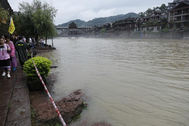 凤凰古城  沱江 北门码头 防汛值守
强降雨   加强巡查 确保  市民  游客  生命财产安全