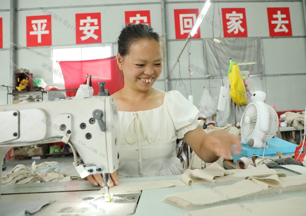 “乡村车间”让留守妇女在家门口就业