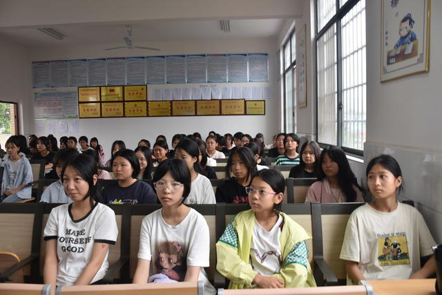 女子护蕾宣讲团 入校宣讲