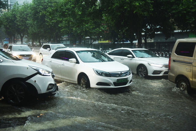 大雨.警民。排险
