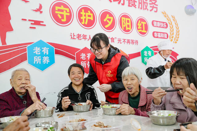 志愿者  服务  大学生  尊老  敬老