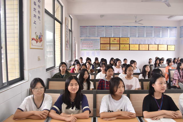 女子护蕾宣讲团 入校宣讲