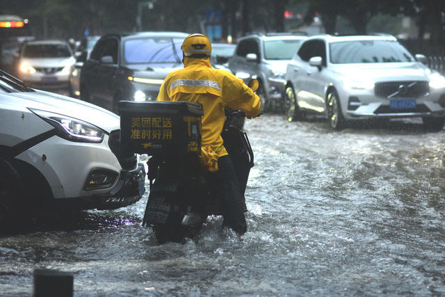 大雨.警民。排险