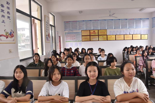 女子护蕾宣讲团 入校宣讲