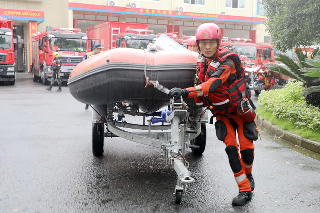 雨中集结 抗洪抢险 拉动演练 恶劣天气