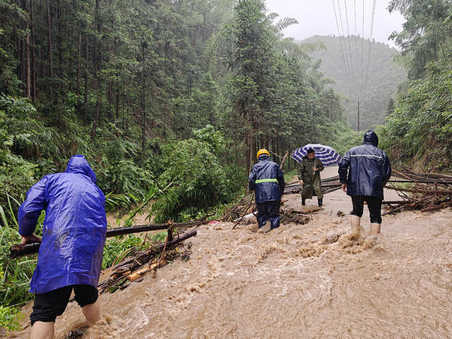 暴雨 山洪 抢修