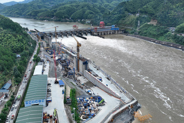 迎洪峰 施工忙