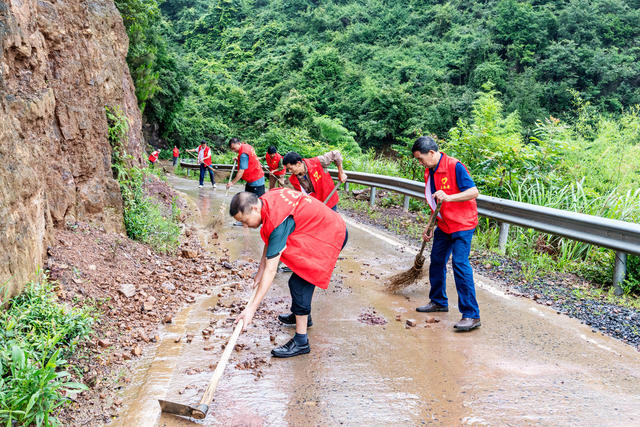 党员志愿者  清障保畅  出行安全