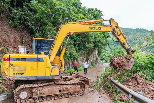 党员志愿者  清障保畅  出行安全