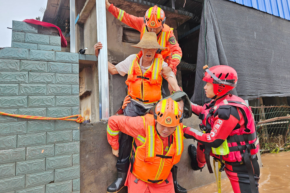 强降雨袭击 消防人梯  洪水围困 
 群众 安全救出