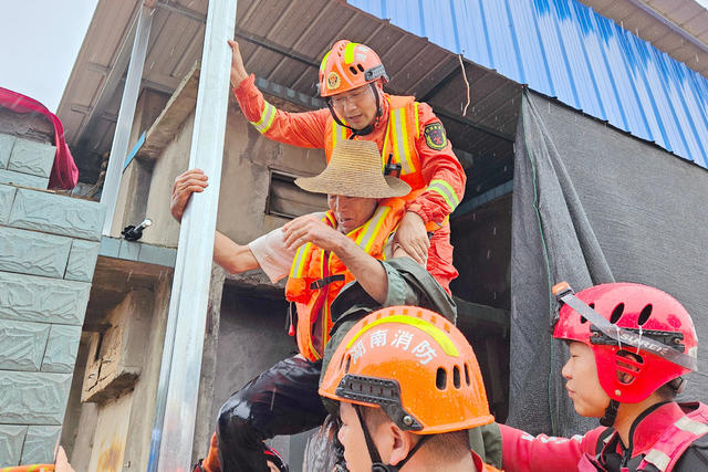 强降雨袭击 消防人梯  洪水围困 
 群众 安全救出