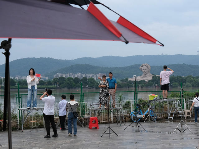 红辣椒广场，打卡拍照，游人如织