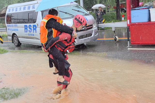 暴雨 暖心背送 救出村民