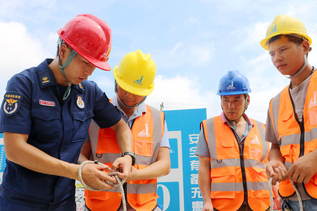 工地 微课堂 消防员 逃生绳结 工人
