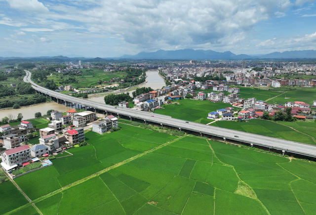 生态环境 ，美丽乡村，新农村，绿色发展，田园，民居，河流，公路，乡村游，生态农业