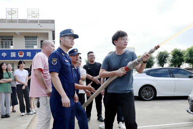 消防乡村流动课堂 乡村工作人员灭火救援技能培训