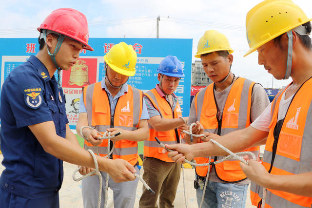 工地 微课堂 消防员 逃生绳结 工人