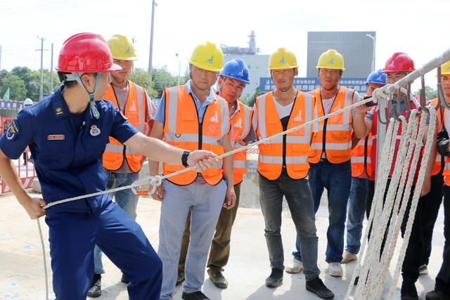 工地 微课堂 消防员 逃生绳结 工人