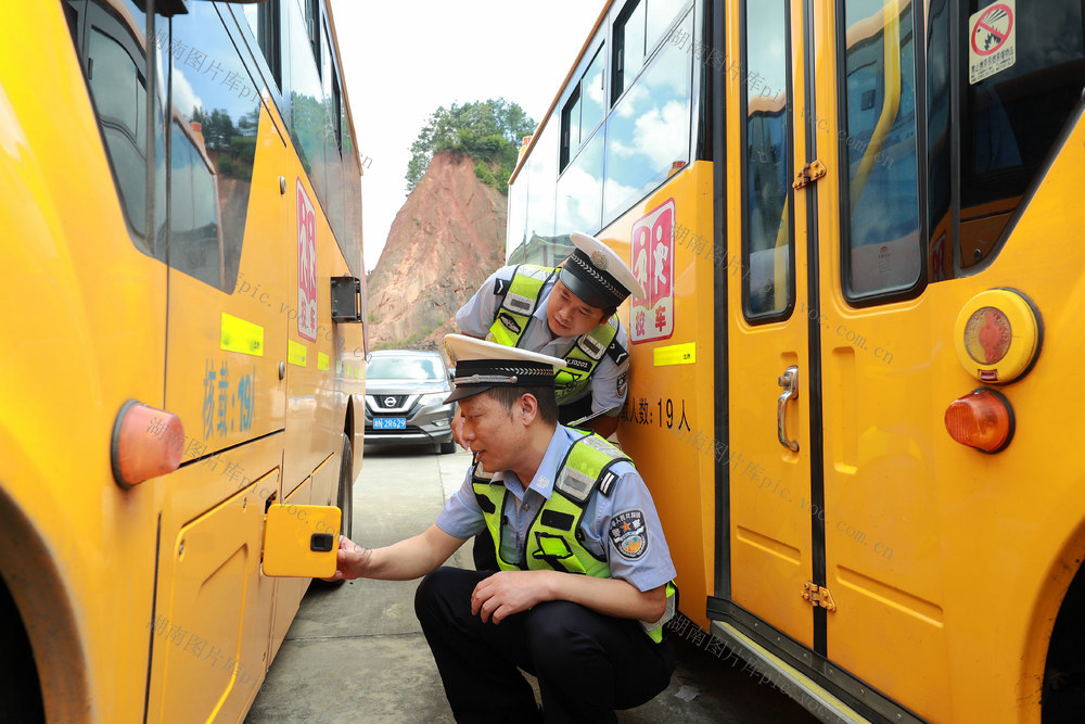 暑假 停运校车 交警 教育 联合检查 消除 交通安全 隐患
