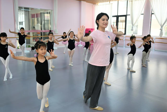 暑假 文化  才艺 舞蹈 学生 孩子 培训 艺术 假期生活  学校 老师 