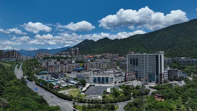 湖南  郴州  苏仙区 
 城东新区  天空 碧蓝 
 白云       高温  夏季  绿水青山   金山银山  美丽  山水画卷  