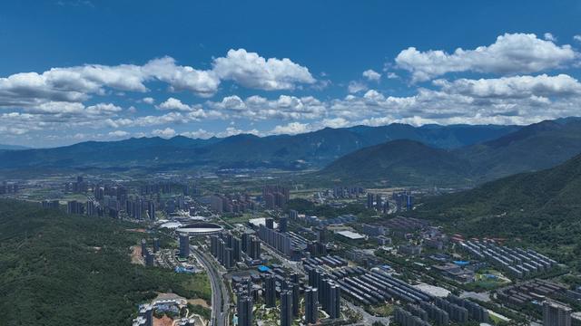 湖南  郴州  苏仙区 
 城东新区  天空 碧蓝 
 白云       高温  夏季  绿水青山   金山银山  美丽  山水画卷  