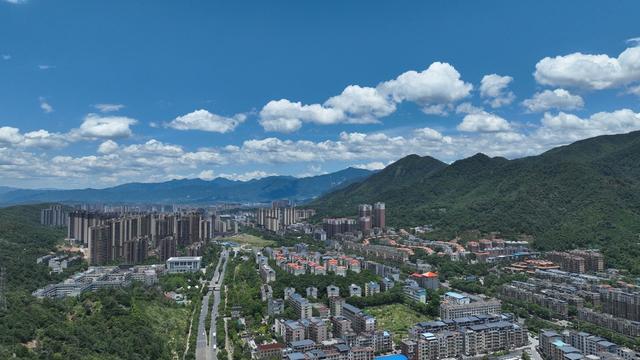 湖南  郴州  苏仙区 
 城东新区  天空 碧蓝 
 白云       高温  夏季  绿水青山   金山银山  美丽  山水画卷  