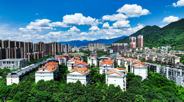 湖南  郴州  苏仙区 
 城东新区  天空 碧蓝 
 白云       高温  夏季  绿水青山   金山银山  美丽  山水画卷  