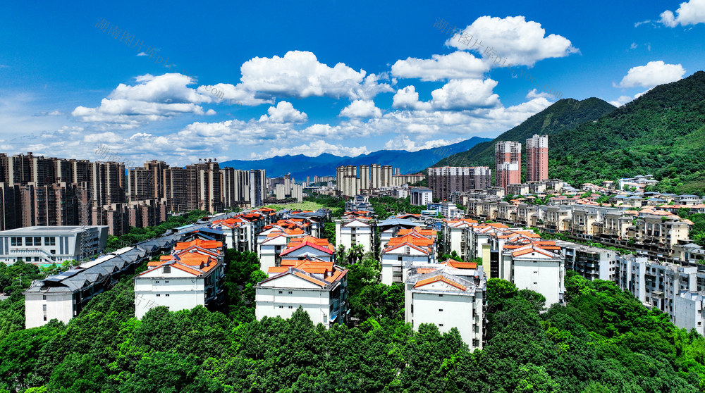 湖南  郴州  苏仙区 
 城东新区  天空 碧蓝 
 白云       高温  夏季  绿水青山   金山银山  美丽  山水画卷  