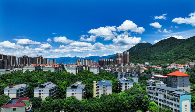 湖南  郴州  苏仙区 
 城东新区  天空 碧蓝 
 白云       高温  夏季  绿水青山   金山银山  美丽  山水画卷  