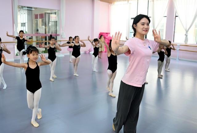 暑假 文化  才艺 舞蹈 学生 孩子 培训 艺术 假期生活  学校 老师 