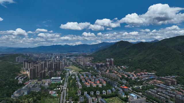 湖南  郴州  苏仙区 
 城东新区  天空 碧蓝 
 白云       高温  夏季  绿水青山   金山银山  美丽  山水画卷  