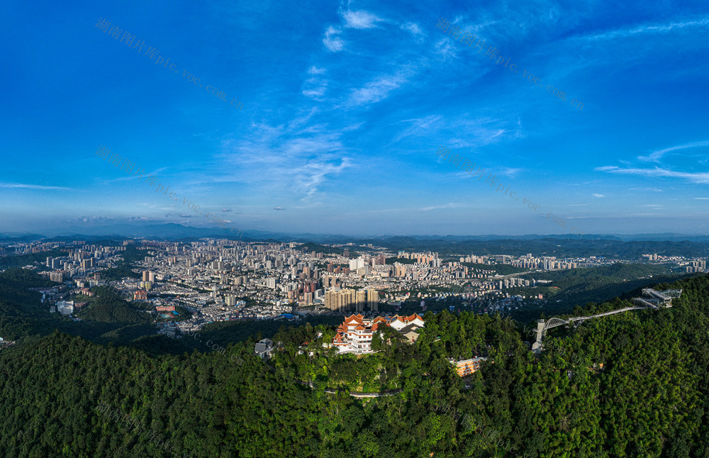 湖南  郴州  苏仙区  高原蓝               天空  碧蓝  苏仙岭  东江湖  飞天山  莽山  景区  青山绿水  生态画卷  绿水青山    金山银山 
 生态文明  山水画卷