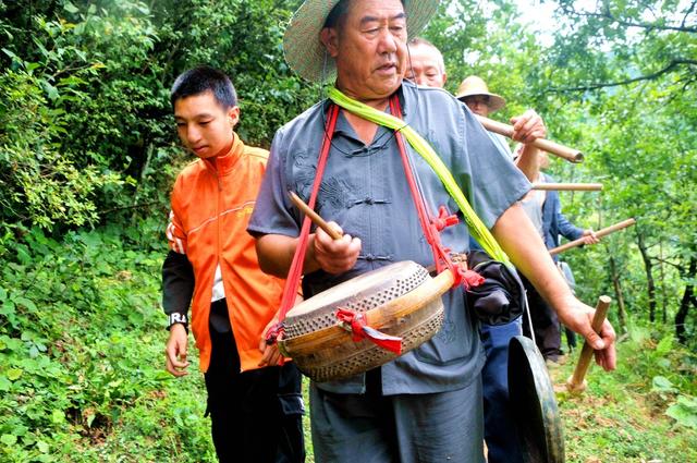 修路 山歌 捐款 组织 出行
