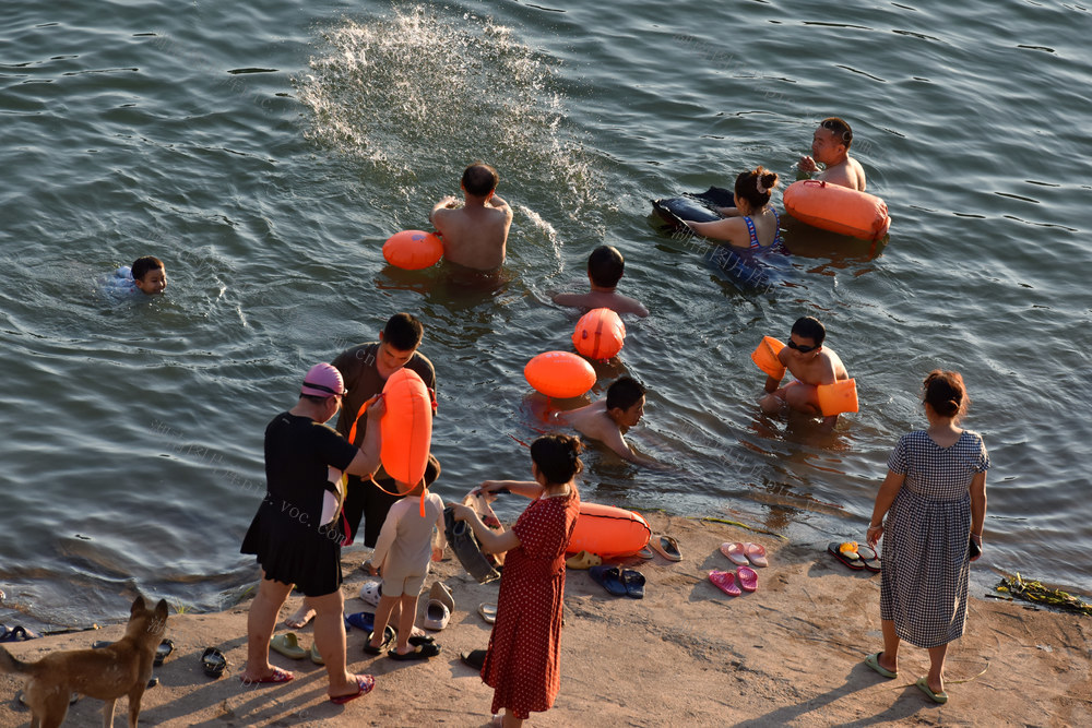 沅水畅游享清凉
2024年7月18日傍晚，夕阳下的洪江市黔阳古城沅水河，波光潋滟、星光闪烁，如诗如画。