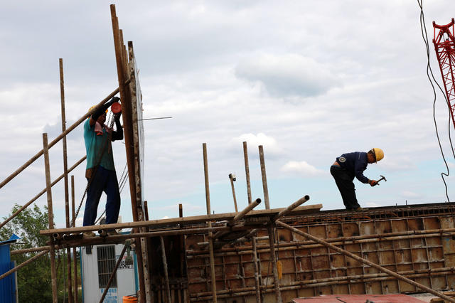 湖南邵东  快速路  工人  战高温  顶烈日  奋战  施工  建设