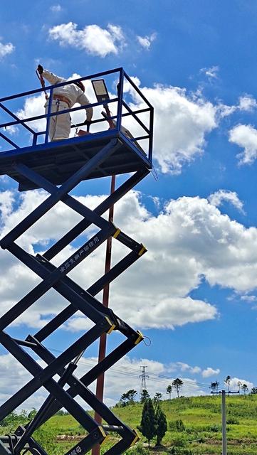 高温鏖战，维修路灯