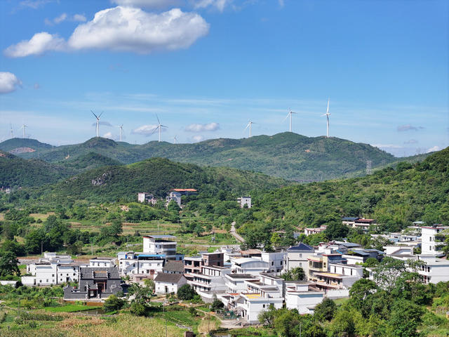 山区  绿色发展  风电产业  风电机组  美丽村庄  安然环境