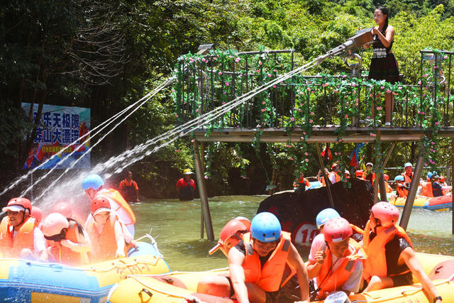 宜章：漂流戏水  乐享清凉