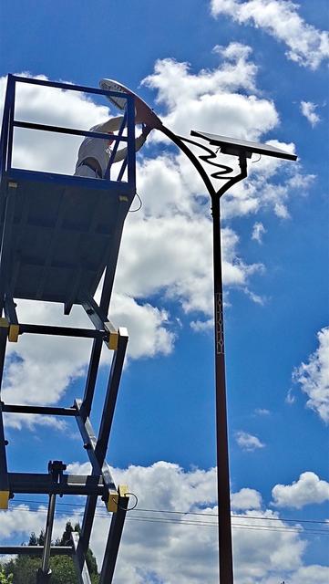 高温鏖战，维修路灯