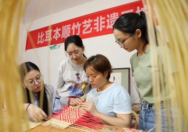 体验非遗文化    传承传统技艺