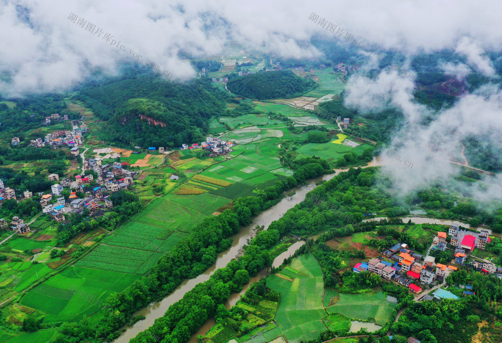 蓝山：云雾缭绕乡村美
