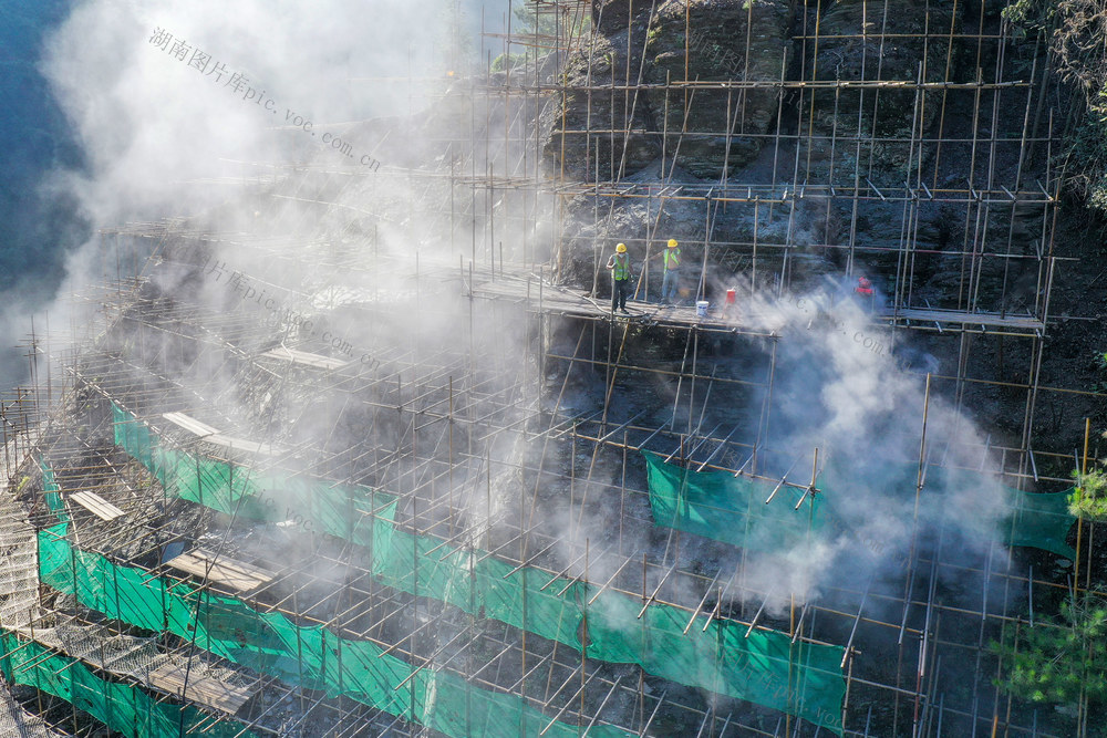 烈日，坚守，国道，滑坡，排险加固，岗位，工期，交通，安全
